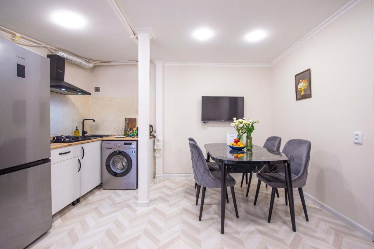 Old Town-Booking Apartment Tbilisi Exteriör bild